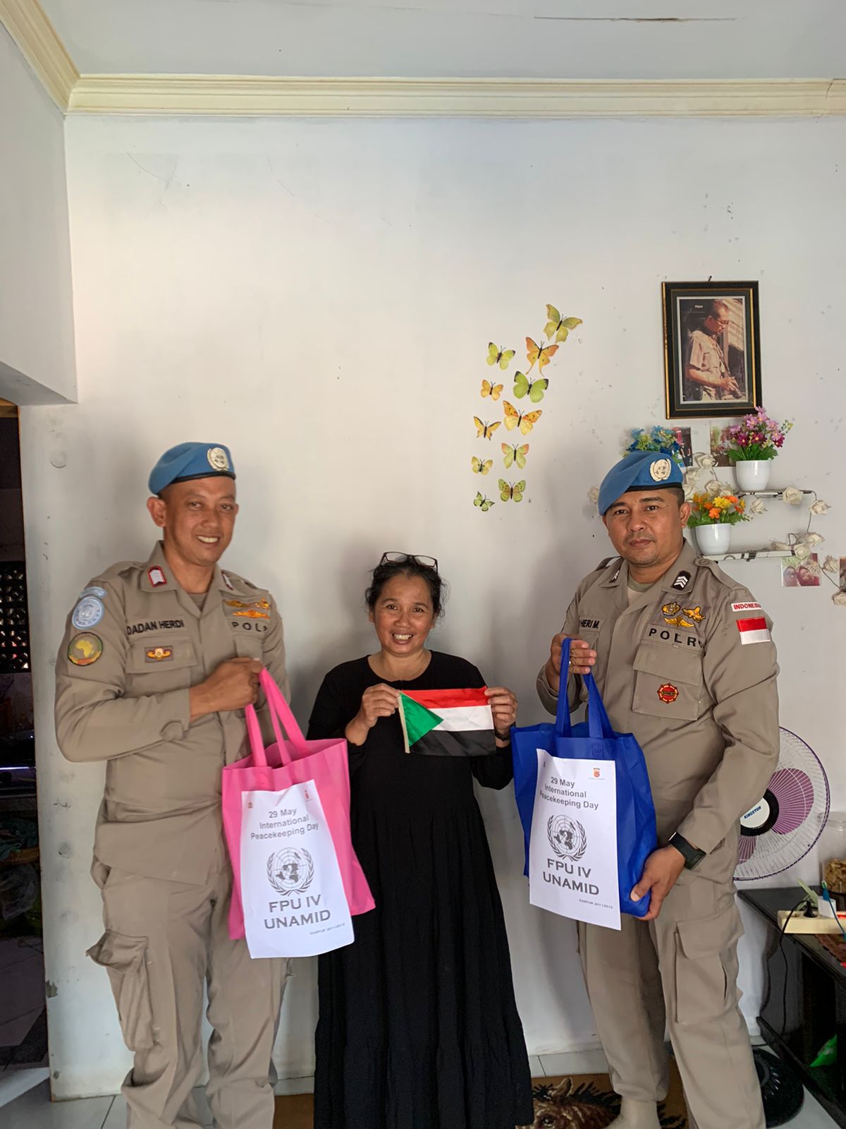 Peduli TKW Dari Sudan, Polisi di Majalengka Terenyuh Kunjungi Ibu NS Berikan Bansos