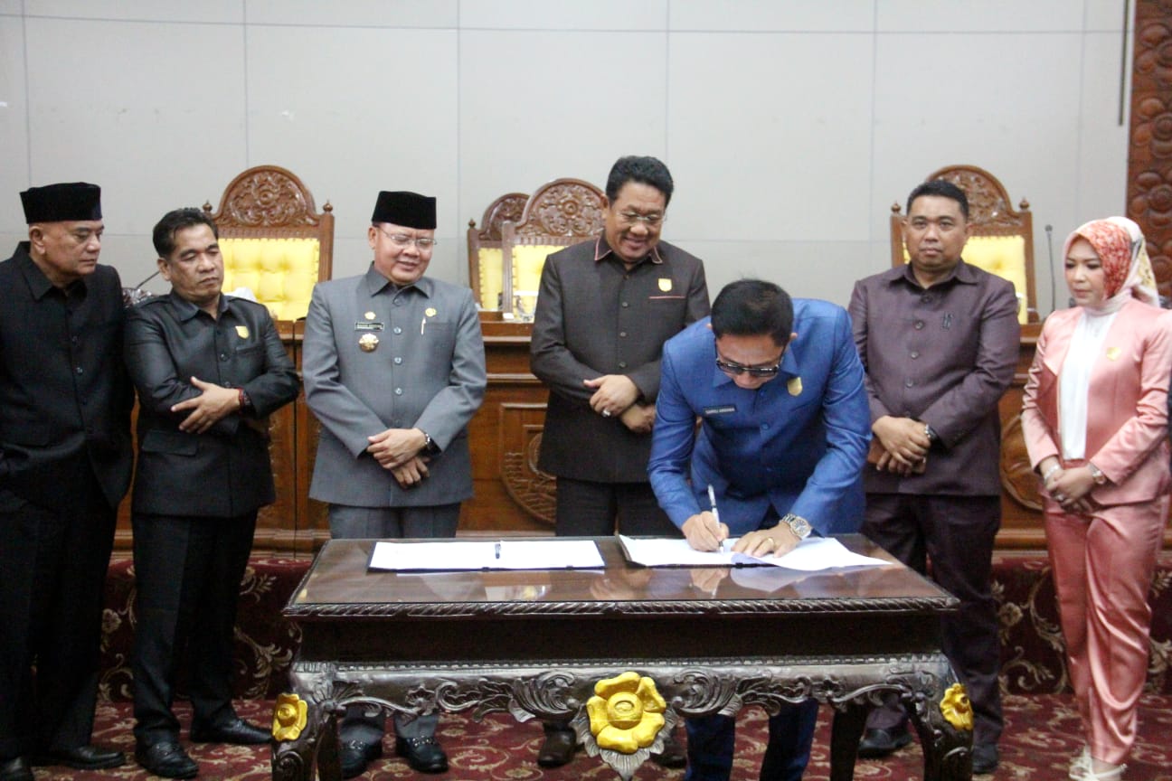 Raperda Pajak Daerah dan Retribusi Daerah Ketok Palu Jadi Perda