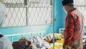 Kunjungi Rumah Sakit Hasanudin Damrah Manna, Gubernur Rohidin Kuatkan Keluarga Pasien, Dliknews.com