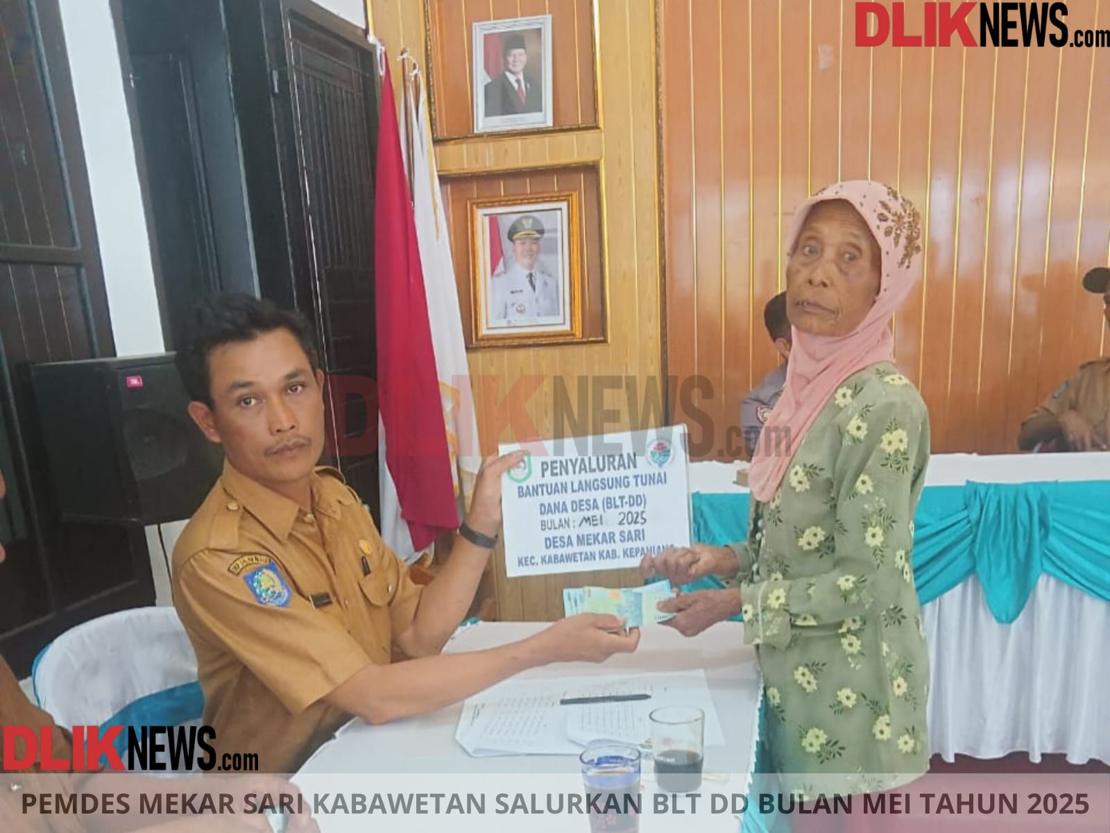 Pemdes Mekar Sari salurkan BLT-DD Mei 2025 secara simbolis.