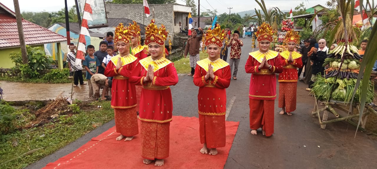 Sedekah Bumi Cerbon Baru: Tradisi Syukur Warga Menyambut Bulan Suro, Dliknews.com