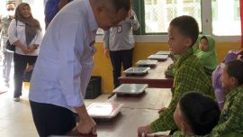 Bupati Bengkulu Tengah Rachmat Riyanto meninjau dapur SPPG dan menyapa anak-anak penerima Program Makan Bergizi Gratis.