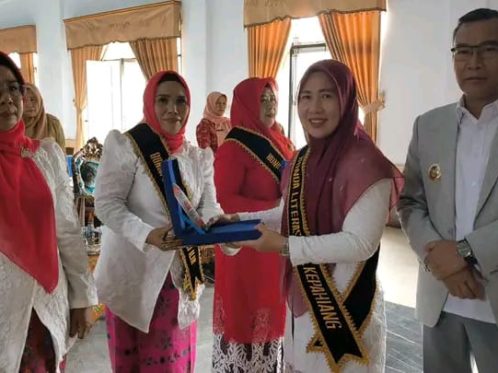 Bupati Kepahiang Zurdi Nata mengukuhkan Bunda Literasi tingkat kecamatan di Aula Dinas Pendidikan Kepahiang