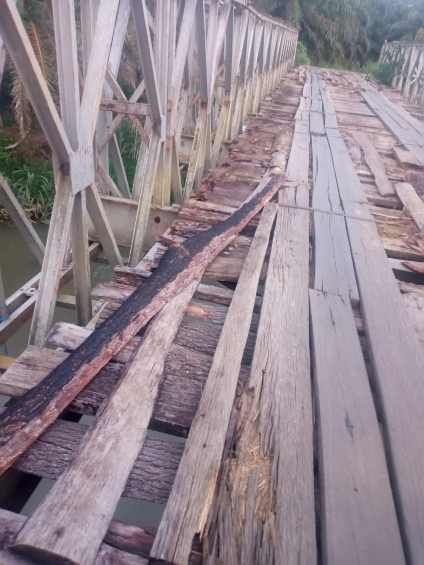 Jembatan Rusak Desa Paku Haji, Warga Desak Perbaikan Cepat, Dliknews.com