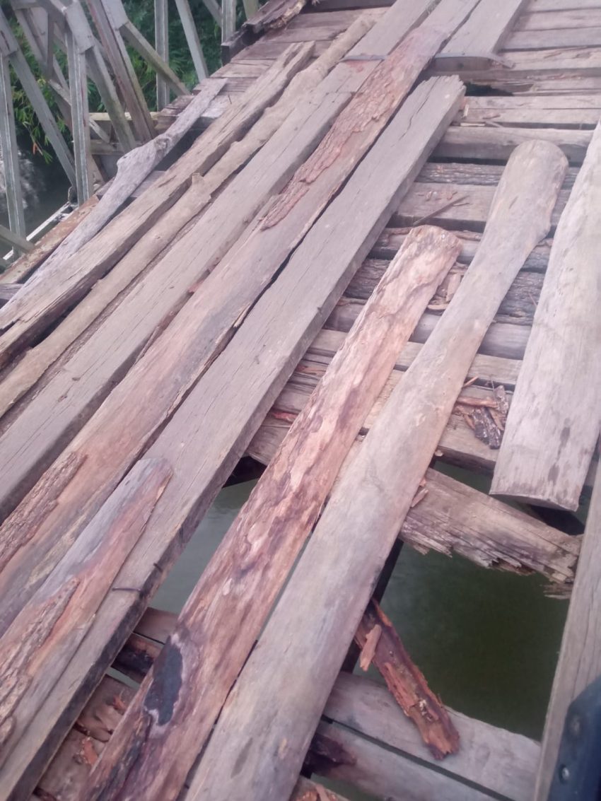 Jembatan Rusak Desa Paku Haji, Warga Desak Perbaikan Cepat, Dliknews.com