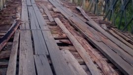 Jembatan rusak di Desa Paku Haji Bengkulu Tengah yang membahayakan pengguna