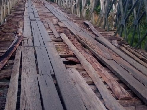 Jembatan rusak di Desa Paku Haji Bengkulu Tengah yang membahayakan pengguna