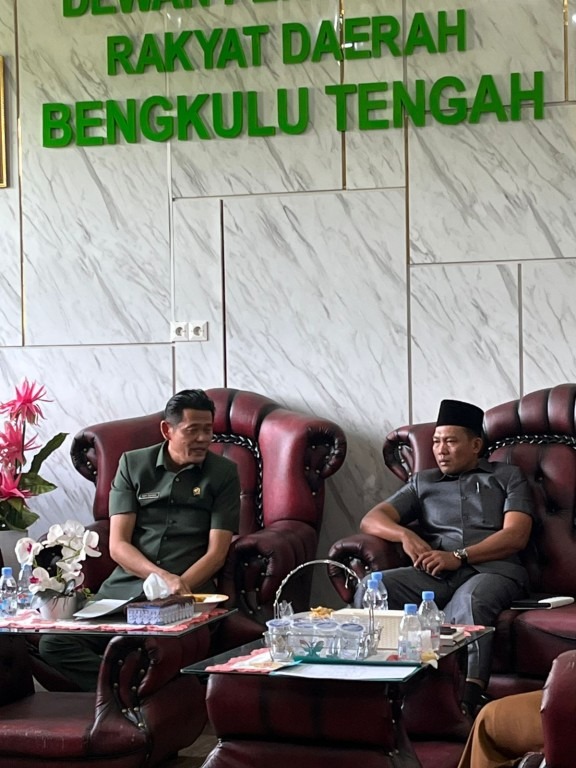 Ketua DPRD Bengkulu Tengah Bahas Nasib Guru Bantu Daerah Terdampak UU ASN, Dliknews.com