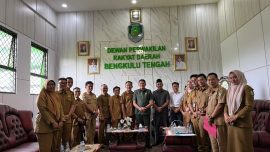 Ketua DPRD Bengkulu Tengah Fepi Suheri menerima audiensi terkait permasalahan Guru Bantu Daerah di ruang rapat DPRD.