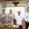Ketua DPRD Bengkulu Tengah Fepi Suheri menerima LHP BPK RI terkait program penuntasan TBC.