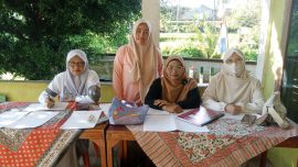 Kegiatan pelayanan Posyandu Rafflesia Imigrasi Permu di Polindes Desa Permu bersama ibu hamil, balita, dan lansia.