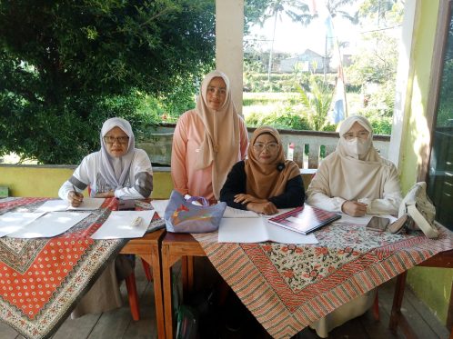 Kegiatan pelayanan Posyandu Rafflesia Imigrasi Permu di Polindes Desa Permu bersama ibu hamil, balita, dan lansia.