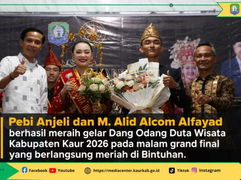 Pebi Anjeli dan M. Alid Alcom Alfayad saat menerima penghargaan sebagai Duta Wisata Kabupaten Kaur 2026 di Gedung Serbaguna Padang Kempas.