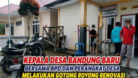 Kepala Desa Bandung Baru bersama BPD dan perangkat desa melakukan gotong royong renovasi kantor desa di Kecamatan Kabawetan, Kabupaten Kepahiang.