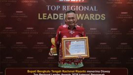 Bupati Bengkulu Tengah Rachmat Riyanto menerima Disway Top Regional Leader Awards 2026 kategori Penggerak UMKM dan Ekonomi Kreatif Terbaik di Jakarta.