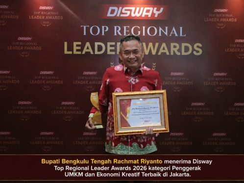 Bupati Bengkulu Tengah Rachmat Riyanto menerima Disway Top Regional Leader Awards 2026 kategori Penggerak UMKM dan Ekonomi Kreatif Terbaik di Jakarta.