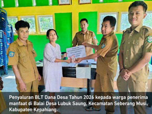 Penyaluran BLT Dana Desa Tahun 2026 kepada warga penerima manfaat di Balai Desa Lubuk Saung, Kecamatan Seberang Musi, Kabupaten Kepahiang.
