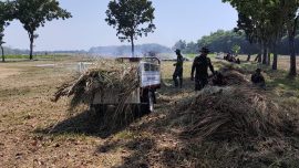 Personel TNI Kodim 0813 Bojonegoro bersama warga dan Pemerintah Desa Mlideg melaksanakan kerja bakti menjelang pembukaan TMMD ke-129 di Kedungadem.