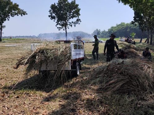 Personel TNI Kodim 0813 Bojonegoro bersama warga dan Pemerintah Desa Mlideg melaksanakan kerja bakti menjelang pembukaan TMMD ke-129 di Kedungadem.