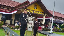 Kapolres Kepahiang memimpin Upacara Hari Bhayangkara Ke-80 di Lapangan Apel Polres Kepahiang bersama Forkopimda dan peserta upacara.