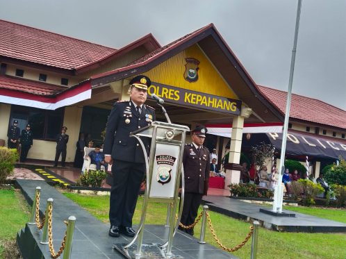Kapolres Kepahiang memimpin Upacara Hari Bhayangkara Ke-80 di Lapangan Apel Polres Kepahiang bersama Forkopimda dan peserta upacara.