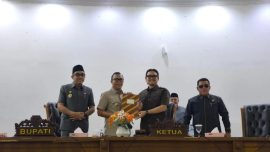 Bupati Kepahiang Zurdi Nata menyerahkan KUA-PPAS APBD 2027 dalam Rapat Paripurna DPRD Kabupaten Kepahiang.