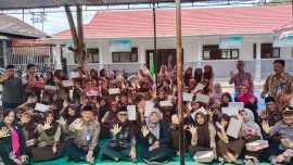 Penyerahan 215 set seragam dan sepatu sekolah gratis kepada siswa kelas X SMKN 5 Kepahiang disaksikan jajaran Pemerintah Provinsi Bengkulu dan tamu undangan.