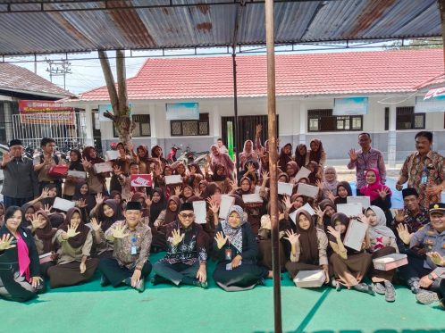 Penyerahan 215 set seragam dan sepatu sekolah gratis kepada siswa kelas X SMKN 5 Kepahiang disaksikan jajaran Pemerintah Provinsi Bengkulu dan tamu undangan.